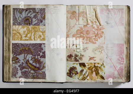 Le pagine di un libro di campioni tessili, annotate a mano con l'intervallo di date 1887-1894 Foto Stock