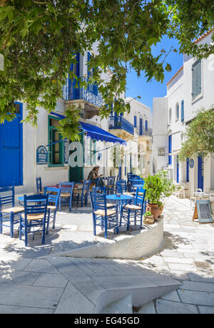 Un grande albero piano sfumature la piazza principale nella città di Pyrgos, isola di Tinos, Cicladi Grecia Foto Stock