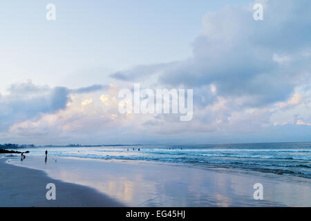 Spiaggia principale in Byron Bay dopo il tramonto in Australia Foto Stock