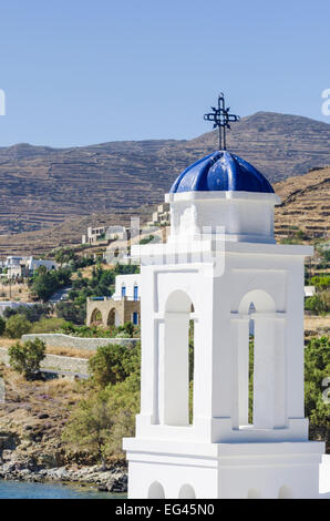 Torre campanaria della piccola imbiancato la chiesa di Aghios Markos a Stavros beach sull isola di Tinos, Cicladi Grecia Foto Stock