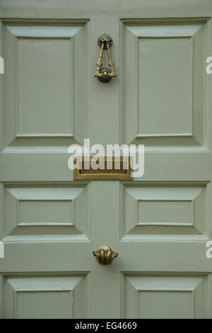 Green georgiano porta anteriore con ottone respingente, maniglia e letterbox. Foto Stock