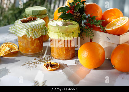Natura morta con arance Marmellata di arancio, agrifoglio, anice stellato Foto Stock