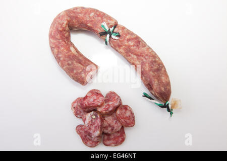 Indurito salsiccia piccante con alcuni pezzi tagliati. Isolate su con sfondo Foto Stock