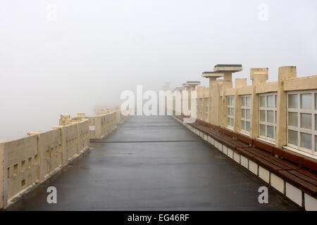 La nebbia meteo Pier a Blankenberge, Belgio Foto Stock