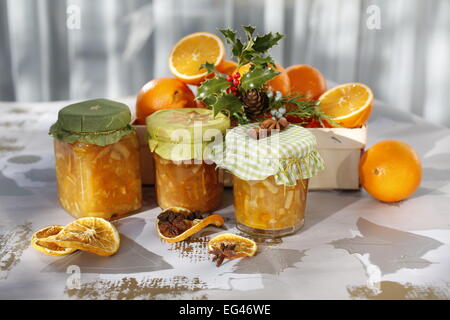 Natura morta con arance Marmellata di arancio, agrifoglio, anice stellato Foto Stock