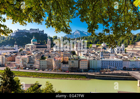 Vista dal Kapuzinerberg sulla città vecchia con il castello di Hohensalzburg, il Duomo di Salisburgo, Chiesa Collegiata, Salisburgo Foto Stock