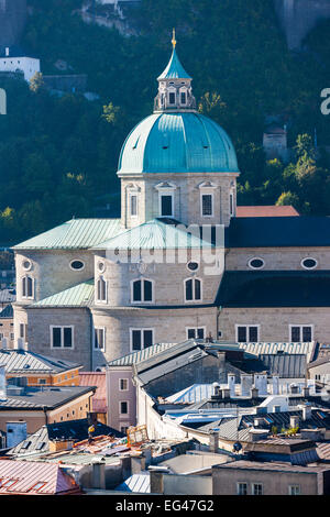 Vista dal Kapuzinerberg sulla città vecchia con la cupola del Duomo di Salisburgo, Salisburgo, Stato di Salisburgo, Austria Foto Stock