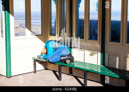 Ragazza dorme ruvida Vagabondo Vagabondo senzatetto rotto la Gran Bretagna Autobus disperato rifugio città di Cleethorpes lincolnshire uk Inghilterra Foto Stock