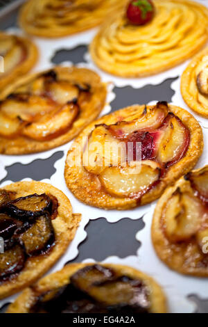 Varie crostata di frutta in una panetteria Foto Stock