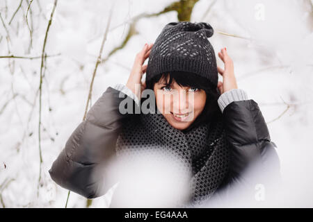 Ritratto di una bella ragazza in inverno forest Foto Stock