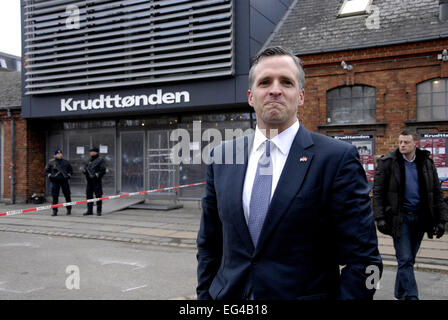 Copenhagen, Danimarca. Il 16 febbraio, 2015. Ambasciatore USA in Danimarca Rufus Gifford visita il luogo Krudttonden cafe dove il primo colpo è stato sparato il terrore a Copenaghen e paga il suo rispetto per le vittime e il cavalletto con il popolo danese e che egli è tenuto a persone di media ed ex sinagoga di Copenaghen Rabbi piegate Lexner mostra American solidarietà con i danesi a Osterbro oggi lunedì 16 febbraio 2015 Credit: Francesco Dean/Alamy Live News Foto Stock