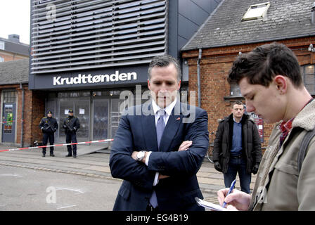 Copenhagen, Danimarca. Il 16 febbraio, 2015. Ambasciatore USA in Danimarca Rufus Gifford visita il luogo Krudttonden cafe dove il primo colpo è stato sparato il terrore a Copenaghen e paga il suo rispetto per le vittime e il cavalletto con il popolo danese e che egli è tenuto a persone di media ed ex sinagoga di Copenaghen Rabbi piegate Lexner mostra American solidarietà con i danesi a Osterbro oggi lunedì 16 febbraio 2015 Credit: Francesco Dean/Alamy Live News Foto Stock