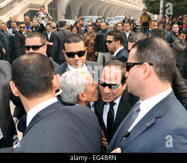 Il Cairo, Egitto. Xvi Feb, 2015. Un handout foto messe a disposizione dalla Presidenza egiziana mostra il presidente egiziano Abdel Fattah al-Sisi (C), è ricevuto a Cattedrale di San Marco al Cairo per offrire le condoglianze dopo l uccisione di cristiani egiziani in Libia, alla Cattedrale copta di San Marcos al Cairo, Egitto, 16 febbraio 2015. Uno Stato islamico video rilasciato il 15 febbraio rivendicato per mostrare il gruppo estremista decapitazione 21 cristiani egiziani rapiti in Libia più di un mese fa. Credito: ZUMA Press, Inc./Alamy Live News Foto Stock