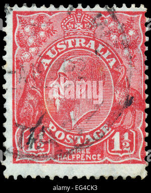 AUSTRALIA - circa 1924: tre semi pence francobollo rosso stampato in Australia con il ritratto del re inglese George V, circa 1924. Foto Stock