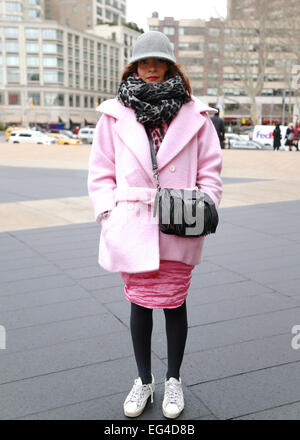 La città di New York, New York, Stati Uniti d'America. 14 Febbraio, 2015. Nadia Dhouib arrivando a Lacoste pista show di New York City - Feb 14, 2015 - Foto: Pista Manhattan/Charles Eshelman/picture alliance/Alamy Live News Foto Stock