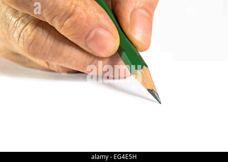 Mano con una matita a scrivere qualcosa su sfondo bianco Foto Stock