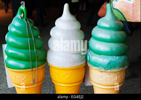Il Giappone. In plastica grandi coni di gelato pubblicità "atcha' (tè verde) aromatizzati gelato Foto Stock