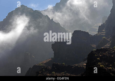 Nuvole di accatastamento in montagna nella Valle Gran Rey, La Gomera, isole Canarie, Spagna Foto Stock