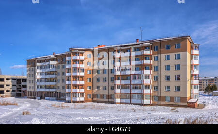 A sei piani edificio di appartamenti nella città siberiana di inverno Foto Stock