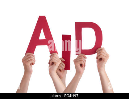 Molte persone caucasiche e mani tenendo in rosso le lettere o i caratteri edificio isolato la parola inglese Aiuto su sfondo bianco Foto Stock