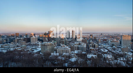 Ampia vista panoramica sullo skyline di Montreal al tramonto, in inverno Foto Stock