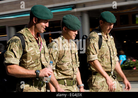 Tre Royal Marine Commando nel Parco Olimpico, 2012 Giochi, Londra, Inghilterra Foto Stock