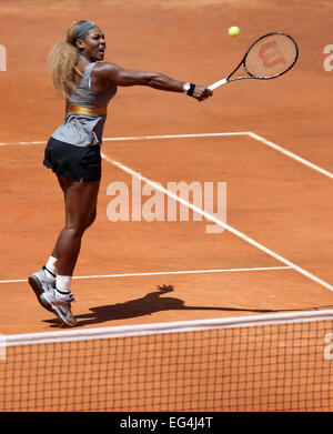 Italia, Roma : Serena Williams di noi restituisce la sfera durante il suo WTA Roma il Tennis Masters finale contro Sara ERRANI di Italia Foto Stock