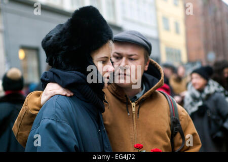 Copenhagen, Danimarca. Il 16 febbraio, 2015. Un toccato profondamente matura che mostra il loro rispetto per la assassinato Dan Uzan presso la sinagoga ebraica in Krystalgade in Copenhagen. Essi hanno spiegato a questo reporter che sapevano che il sig. Uzan ben Credito: OJPHOTOS/Alamy Live News Foto Stock