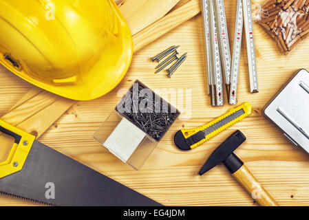 Un assortimento di oggetti in legno e falegnameria o di strumenti di costruzione in legno di pino sfondo Texture. Foto Stock