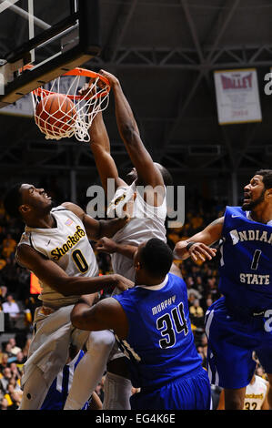 Wichita, Kansas, Stati Uniti d'America. Xi Febbraio, 2015. Wichita State Shockers avanti Shaquille Morris (24) segue un colpo mancato con un dunk nel primo semestre durante il NCAA pallacanestro tra la Indiana membro sicomori e Wichita State Shockers a Charles Koch Arena di Wichita, Kansas. © csm/Alamy Live News Foto Stock