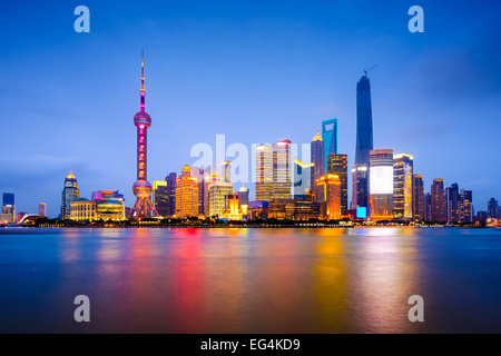 Shanghai, Cina skyline della città sul fiume Huangpu. Foto Stock