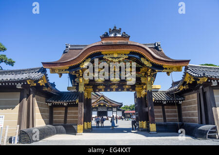 Vista attraverso il cancello Karamon verso Palazzo Ninomaru presso il Castello di Nijo, Kyoto, Giappone Foto Stock