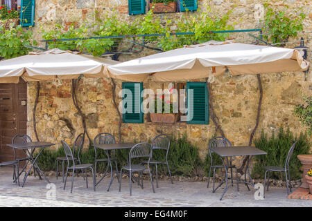 Tipica terrazza italiana al di fuori di un ristorante con ante e un vitigno Foto Stock