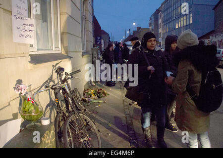 Copenhagen, Danimarca. Il 16 febbraio, 2015. Peolpe locale dalla zona in Nørrebro di Copenaghen dando interviste 16 febbraio 2015 di fronte alcuni fiori sul posto dove Omar Abdel Hamid El-Hussein è stato ucciso dalla polizia domenica mattina presto. Credito: dpa picture alliance/Alamy Live News Foto Stock