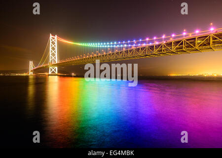 Rainbow luci su Akashi Ohashi perla (ponte) a Kobe, in Giappone. Foto Stock