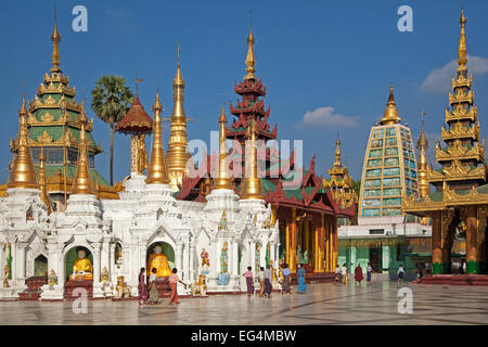 Di birmani i turisti che visitano la stupa dorato di Shwedagon Zedi Daw Pagoda di Yangon / Rangoon, Myanmar / Birmania Foto Stock