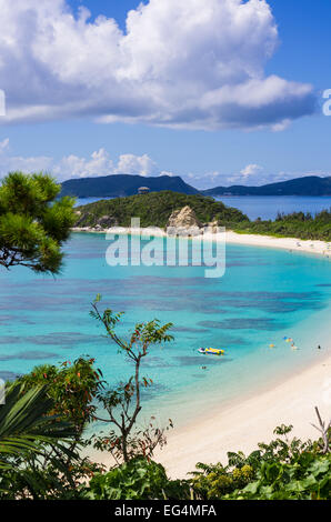 Bella spiaggia Aharen con turisti per godersi il sole e l'acqua sulla Tokashiki Isola con Zamami isola dietro, Okinawa, in Giappone Foto Stock