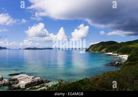 Vista da Tokashiki isola lungo la costa e verso Aka, Geruma e Zamami a Okinawa, Giappone Foto Stock