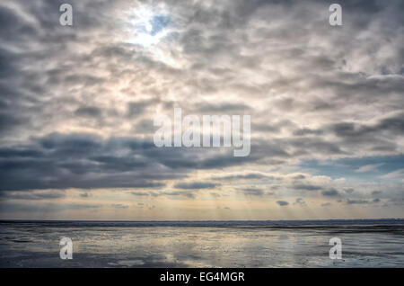 Nuvole con sole su una giornata invernale e in mare Foto Stock