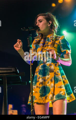 Austin, TX, Stati Uniti d'America. Il 15 febbraio 2015. Sydney Sierota di American indie pop band Echosmith. La band è composta da quattro fratelli dal lago di Toluca, CA, Stati Uniti d'America. Sydney Sierota (lead vocals), Jamie Sierota (lead guitar, backup viocals), Noè Sierota (bass guitar, cori, Graham Sierota (tamburi). Echosmith esegue un sold out show all'Emo's durante il loro tour 2015. Credito: J. Dennis Thomas/Alamy Live News Foto Stock