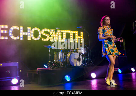 Austin, TX, Stati Uniti d'America. Febbraio 15 2015. Graham Sierota (sinistra) e Sydney Sierota (destra) di American indie pop band Echosmith. La band è composta da quattro fratelli dal lago di Toluca, CA, Stati Uniti d'America. Sydney Sierota (lead vocals), Jamie Sierota (lead guitar, backup viocals), Noè Sierota (bass guitar, cori, Graham Sierota (tamburi). Echosmith esegue un sold out show all'Emo's durante il loro tour 2015. Credito: J. Dennis Thomas/Alamy Live News Foto Stock