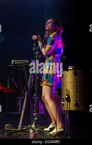 Austin, TX, Stati Uniti d'America. Il 15 febbraio 2015. Sydney Sierota di American indie pop band Echosmith. La band è composta da quattro fratelli dal lago di Toluca, CA, Stati Uniti d'America. Sydney Sierota (lead vocals), Jamie Sierota (lead guitar, backup viocals), Noè Sierota (bass guitar, cori, Graham Sierota (tamburi). Echosmith esegue un sold out show all'Emo's durante il loro tour 2015. Credito: J. Dennis Thomas/Alamy Live News Foto Stock