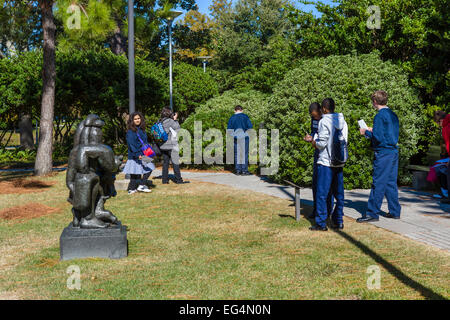 Scuola gli studenti in visita ot il giardino di sculture, New Orleans Museum of Art di New Orleans, Lousiana, STATI UNITI D'AMERICA Foto Stock