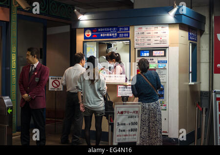 Persone che acquistano i biglietti per il stile retrò Shin-Yokohama Ramen Museum, Yokohama, Giappone Foto Stock