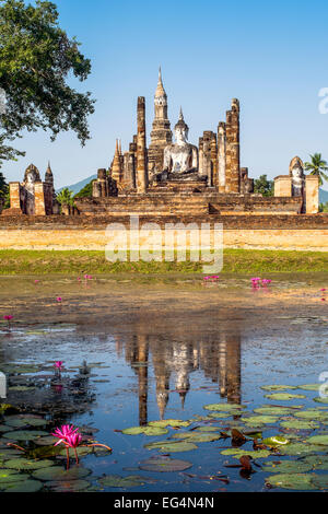 Asia. Thailandia, Sukhothai, antica capitale del Siam. Sukhothai parco archeologico, classificata patrimonio mondiale UNESCO. Wat Mahathat. Foto Stock