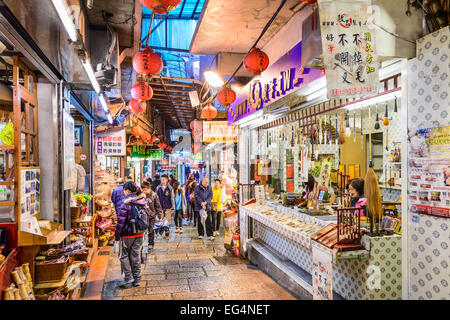 JIUFEN, Taiwan - 17 gennaio 2013: turisti passeggiata attraverso i pittoreschi vicoli di Jiufen. La città è un luogo di attrazione turistica rinomata per Foto Stock