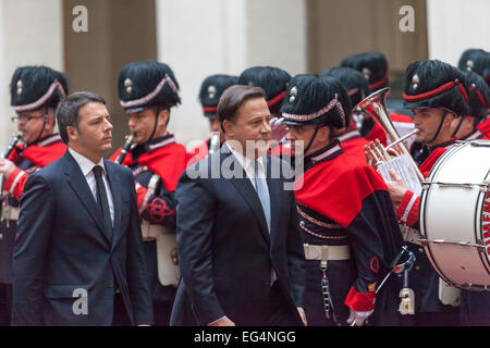 Roma, Italia. Il 16 febbraio, 2015. Primo Ministro italiano Matteo Renzi saluta il presidente panamense Juan Carlos Varela., Roma, Ita Foto Stock