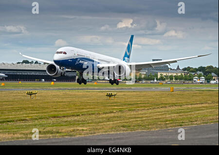 Boeing 787 in atterraggio a Farnborough Foto Stock