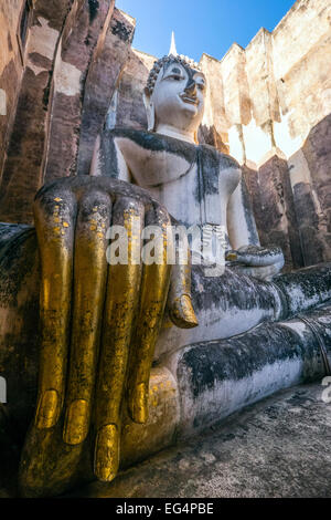 Asia. Thailandia, antica capitale del Siam. Sukhothai parco archeologico, classificata patrimonio mondiale UNESCO. Wat Si Chum. Statua del Buddha Foto Stock