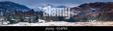 Snow capped Langdale Pikes da Elterwater, Lake District, Cumbria, England Regno Unito Foto Stock